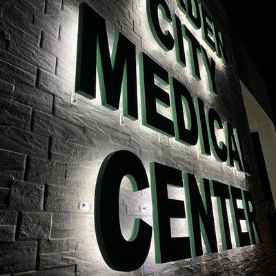 Светодиодные модули освещают специальные буквы и логотипы из нержавеющей стали для вашего бизнеса